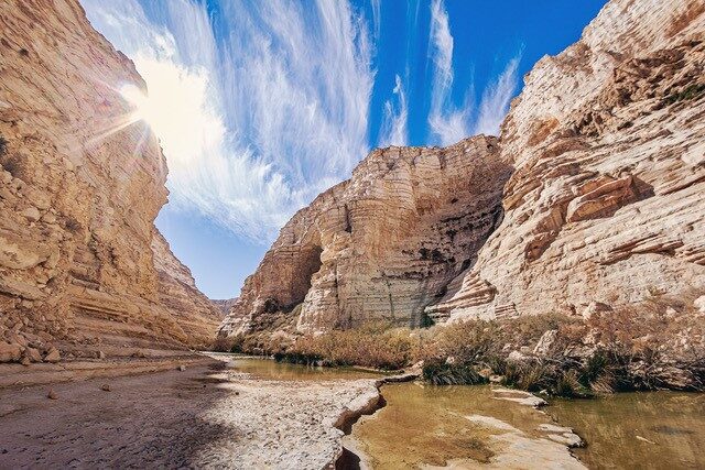 A river running through the middle of a canyon.