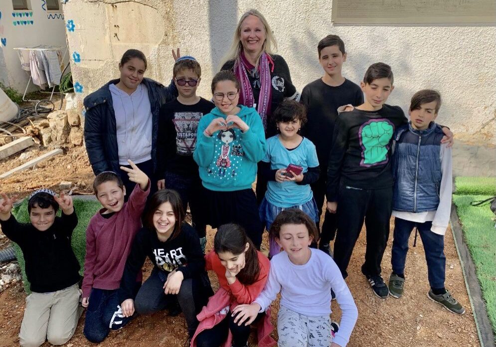 A group of children posing for a picture.